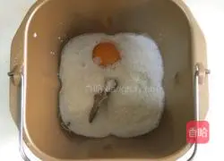 Illustration of how to make coconut milk toast 1