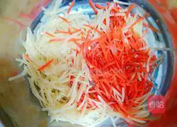 Illustration of how to make carrot and potato shredded cake 1