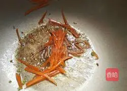 Illustration of how to stir-fry shredded pork with dried green pepper 6