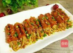 Illustration of how to make bacon enoki mushroom rolls 1