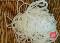Illustration of how to make small pot rice noodles 3