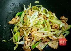 Illustration of how to stir-fry meat with green onions 6