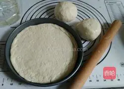 Illustration of how to make fried egg and ham pizza 1