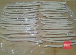 Illustration of how to make strips of tomatoes 5