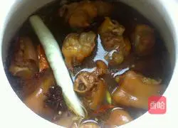 Illustration of braised pig trotters in red wine 6