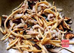 Illustration of how to make fried rice noodles with mushrooms and eggs 6