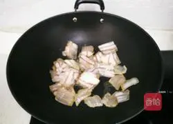 Illustration of how to make fried bacon with mud and mugwort 7