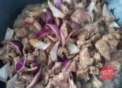Illustration of how to stir-fry mutton with onions 6