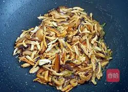 Illustration of how to make braised noodles with shredded chicken 7