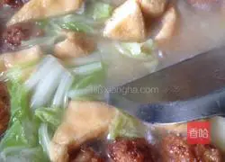 Illustration of how to make radish meatball and cabbage soup 6