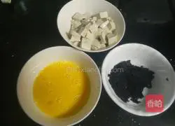Illustration of how to make seaweed, tofu and egg soup 1