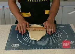 Illustration of how to make eight-inch ham and corn pizza 7