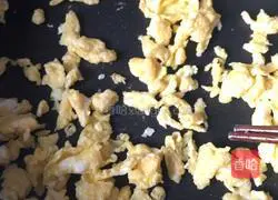 Illustration of how to make wolfberry, bitter melon and scrambled eggs 13