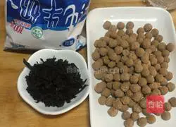 Illustration of how to make original pearl milk tea 1