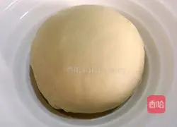 Illustration of how to make bacon and prawn thick-crust pizza 2