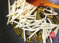 Illustration of how to make fried eel with wild rice noodles 10