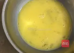 Illustration of how to make fried egg bread sticks 2