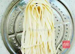 Illustration of how to make cold shaved noodles 10