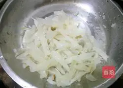 Illustration of how to make fried rice noodles with pickles 1