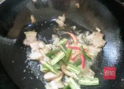 Illustration of how to make dried celery and tofu 8