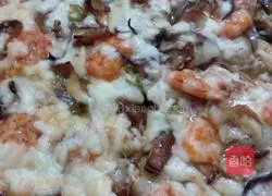 Illustration of how to make shrimp and bacon pizza 6