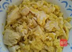 Illustration of how to fry carrots with oiled meat 4