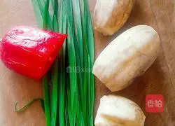 How to make stir-fry leek and lotus root Illustration 1