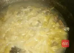 Illustration of how to make pickled cabbage and beef vermicelli 4