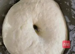 Illustration of how to make ham and shrimp pizza 2