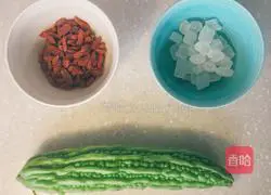 Illustration of how to make wolfberry and bitter melon 1