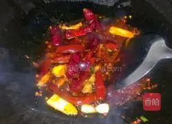 Illustration of how to make spicy chicken wings in dry pot 6