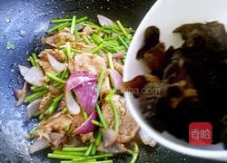 Illustration of cooking oily pork 11