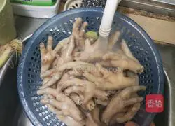 Illustration of how to make salt-baked chicken feet 5