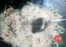 Illustration of how to make fried rice noodles with lean celery and meat 6