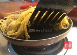 Illustration of how to make Spanish spaghetti omelette 9