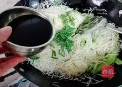 Illustration of how to make fried rice noodles with lettuce 7
