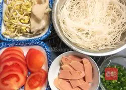 Illustration of how to make three fresh rice noodles 1