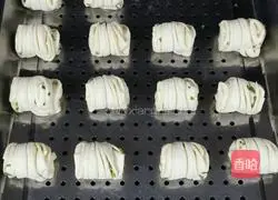 Illustration of how to make chive rolls 25