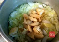 Illustration of how to make fried tofu, cabbage and egg soup 3