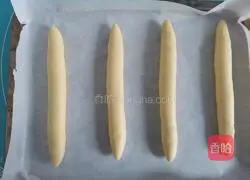 Illustration of how to make light cream caterpillar bread 10
