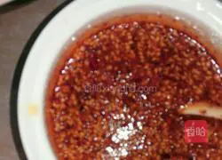 Illustration of how to make spicy cumin oil 8