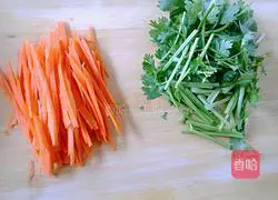 Illustration of how to mix shredded chicken 4