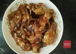 Illustration of braised chicken wings with onions 8