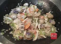 Spanish seafood risotto recipe illustration 3