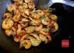 Illustration of how to make stuffed shrimp with garlic oil 4