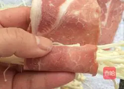 Illustration of how to make bacon meat and enoki mushroom rolls 3