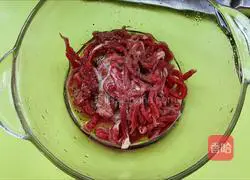 Illustration of how to make shredded pork with Beijing sauce 5