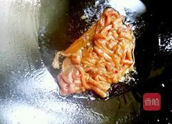 Illustration of how to make spicy kimchi shredded pork 6