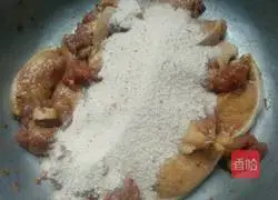 Illustration of how to make steamed pork with millet flour 10