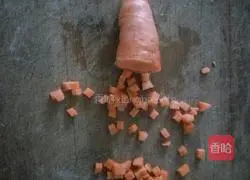 Illustration of how to make nine-inch sausage, fish and tofu pizza 2